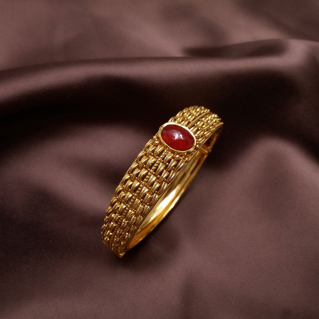 How to Choose the Perfect Gold Bracelet: Tips, Sizing, Quality & Design Insights.